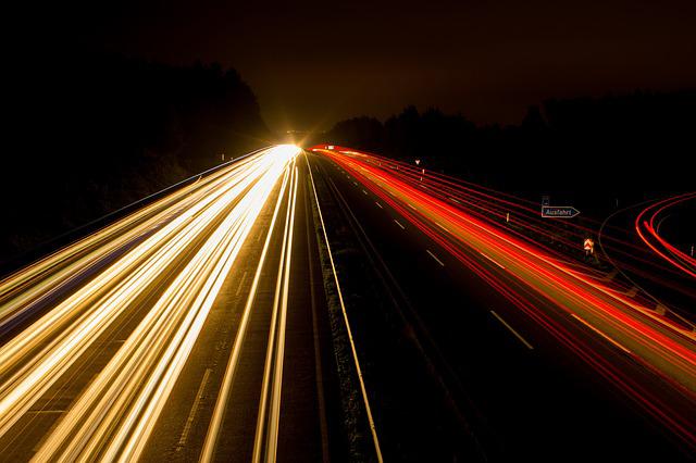 Oświetlenie pojazdów – jak kupić lampy przednie oraz tylne. O reflektorach samochodowych słów kilka